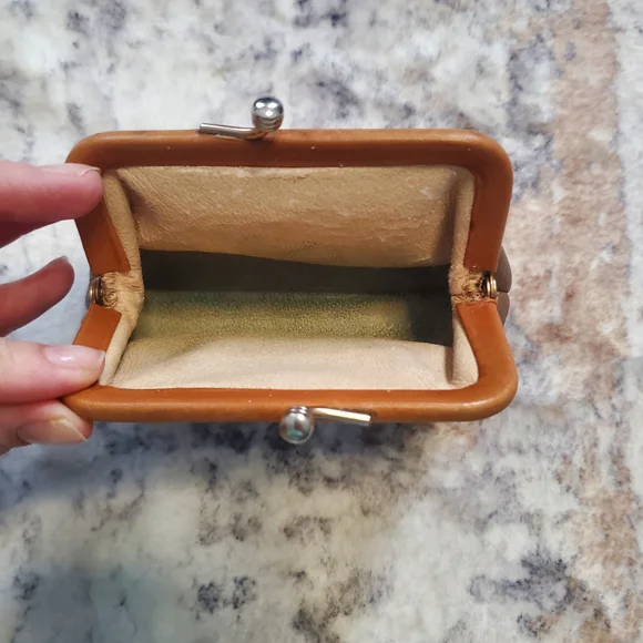 Rare Vintage Dooney & Bourke All Weather Leather Taupe KissLock Coin Purse/Pouch - Picture 5 of 10